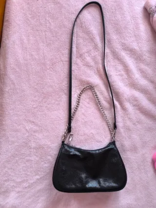 Bolso negro brillante Stradivarius