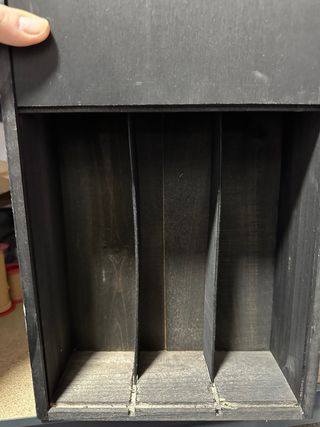 Caja de madera negra con detalles dorados