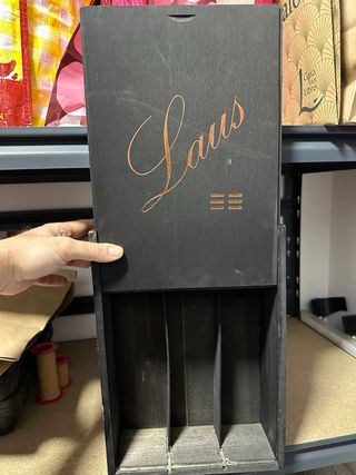 Caja de madera negra con detalles dorados