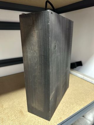 Caja de madera negra con detalles dorados