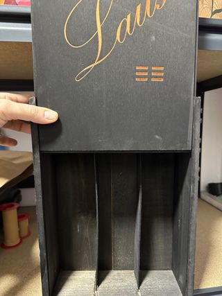 Caja de madera negra con detalles dorados