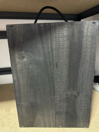 Caja de madera negra con detalles dorados