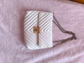 Bolso blanco acolchado con cadena