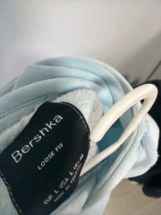 Sudadera azul con capucha