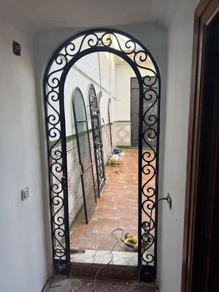 Puerta de hierro forjado y cristal