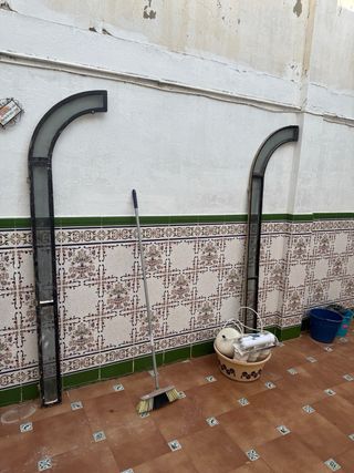 Puerta de hierro forjado y cristal