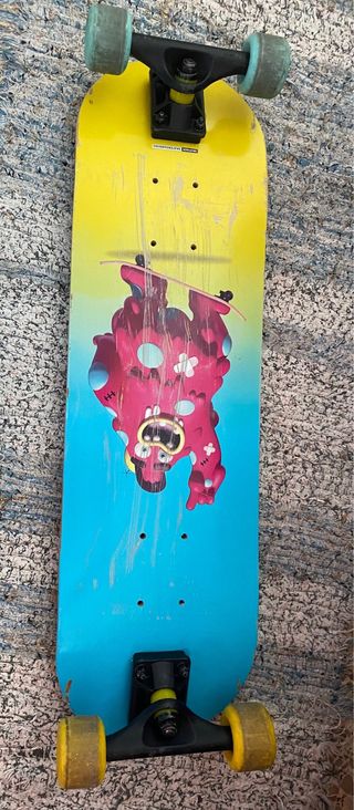 Skate Negro con Huellas Azul y Amarillas