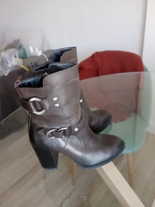 Botín alto de piel marrón chocolate