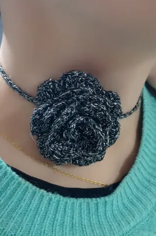 Gargantilla/Choker tejido flor plateada