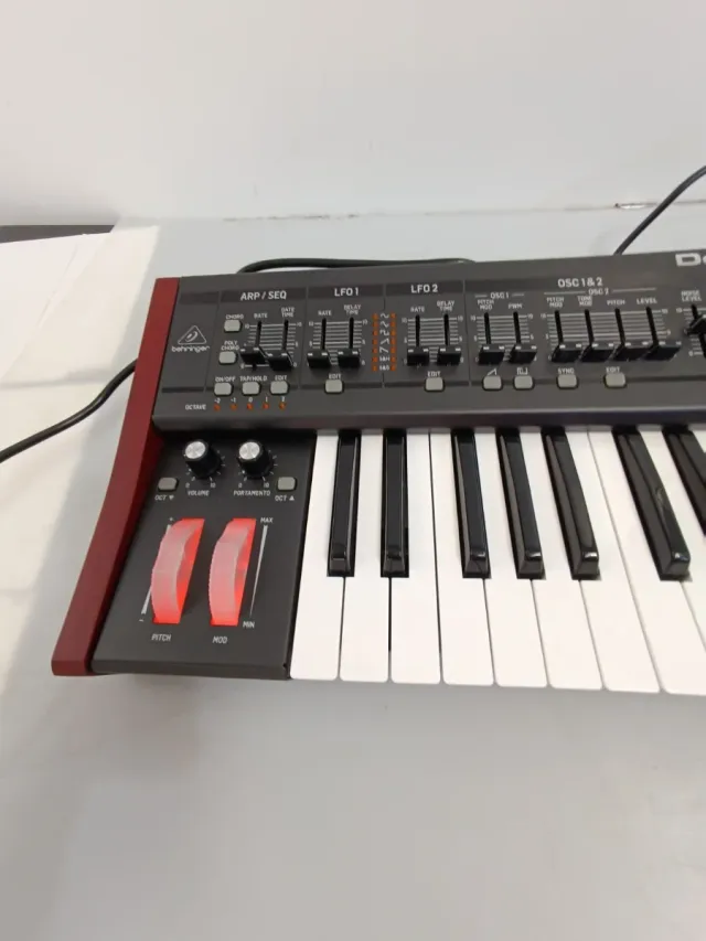 ////Behringer DeepMind 12 ////P10Y4927