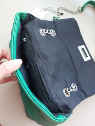 Bolso verde Stradivarius acolchado