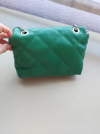 Bolso verde Stradivarius acolchado