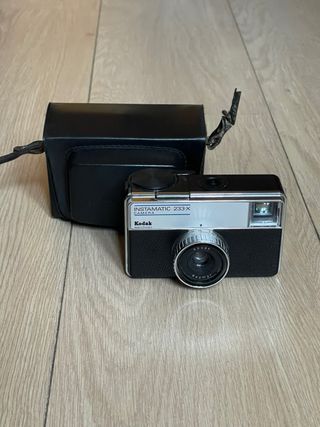 Cámara analógica Kodak Instamatic 233-X