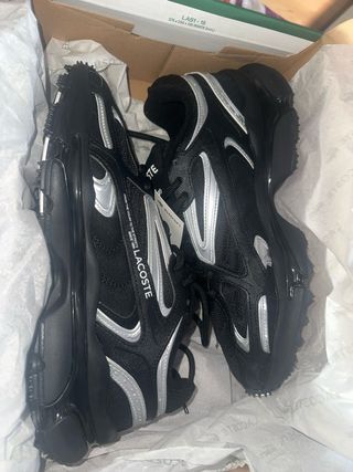 Zapatillas Lacoste Negras y Plateadas