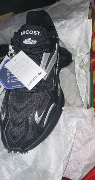 Zapatillas Lacoste Negras y Plateadas