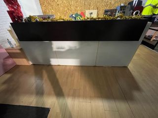 Mostrador negro y blanco