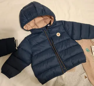 Plumífero azul con capucha para bebé