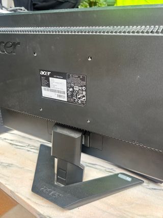 Torre PC Acer, Monitor y Teclado