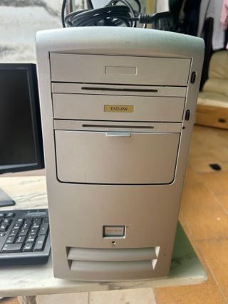 Torre PC Acer, Monitor y Teclado