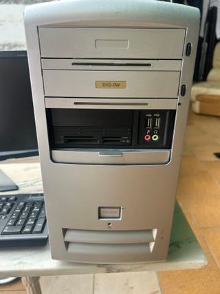 Torre PC Acer, Monitor y Teclado