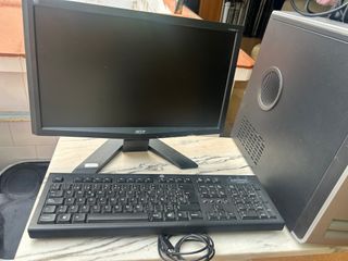 Torre PC Acer, Monitor y Teclado