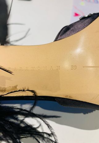 Zapatos Zara tacón plumas y pedrería