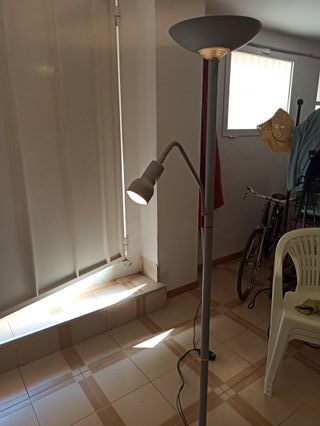 Lampada da terra moderna grigia e bianca