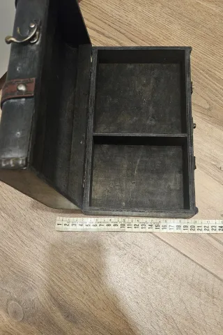 Scatola in legno con finiture in pelle