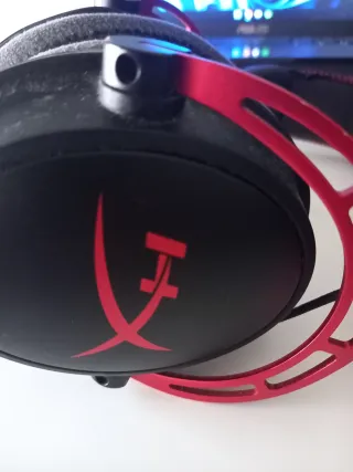 Cascos HyperX negros y rojos