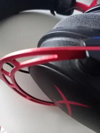 Cascos HyperX negros y rojos