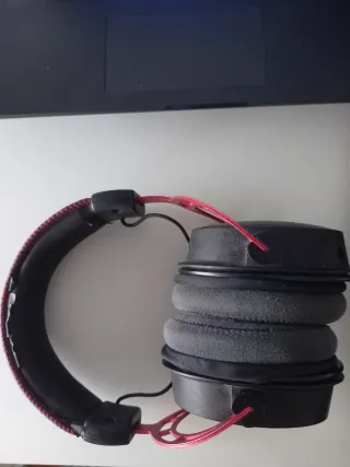 Cascos HyperX negros y rojos