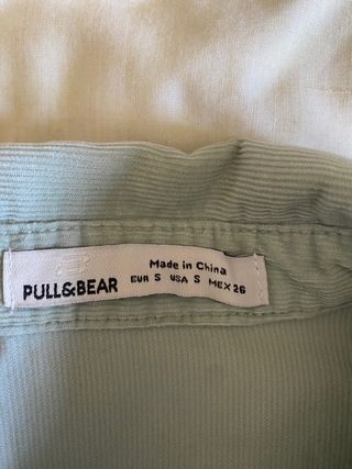 Pantalón vaquero ancho verde camisa PULL&BEAR