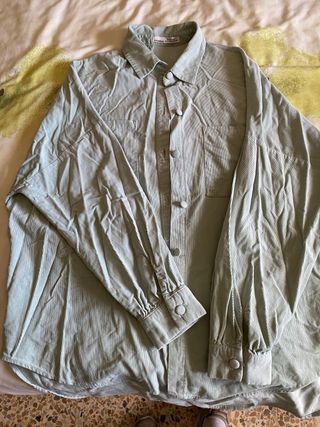 Pantalón vaquero ancho verde camisa PULL&BEAR