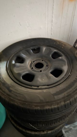 4 Llantas Dacia Duster pintadas negro y neumáticos