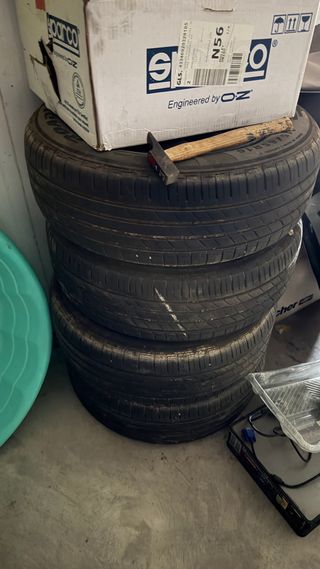 4 Llantas Dacia Duster pintadas negro y neumáticos