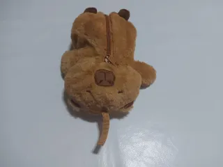 Estuche peluche capibara marrón