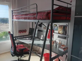 Litera gris con escritorio modelo Svärta de Ikea