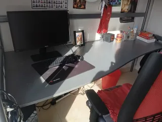 Litera gris con escritorio modelo Svärta de Ikea