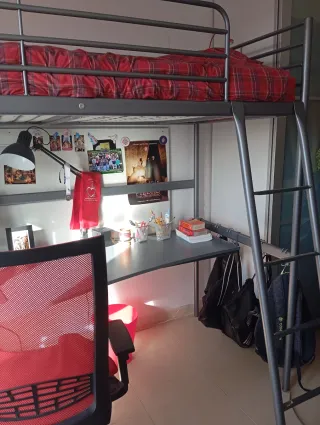 Litera gris con escritorio modelo Svärta de Ikea