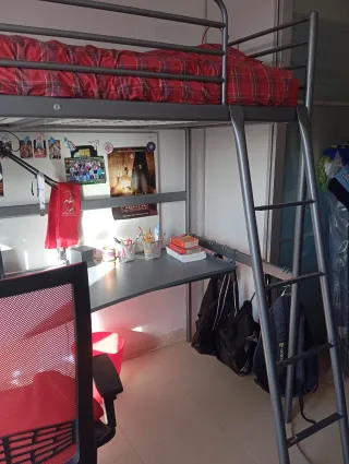 Litera gris con escritorio modelo Svärta de Ikea