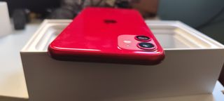 iPhone 11 Rojo - Pantalla Impecable
