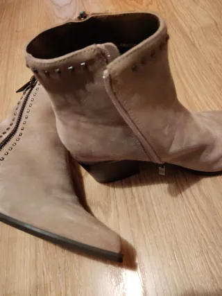 Botines Alma en Pena Beige/Marrón Tachuelas