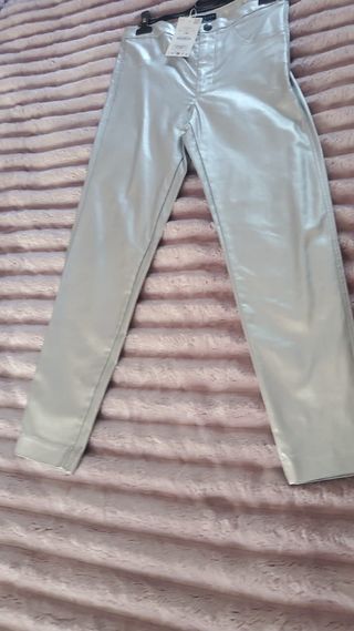 Pantalón plateado