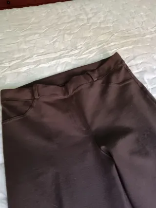 Pantalón tipo legging marrón
