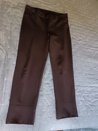 Pantalón tipo legging marrón