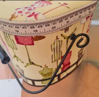 Costurero vintage maniquíes y cinta métrica