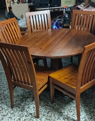 Mesa de comedor con 5 sillas