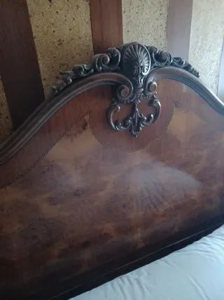 Cama de roble Español tallado + 2 mesitas