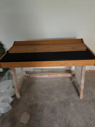 Mesa escritorio madera y negro