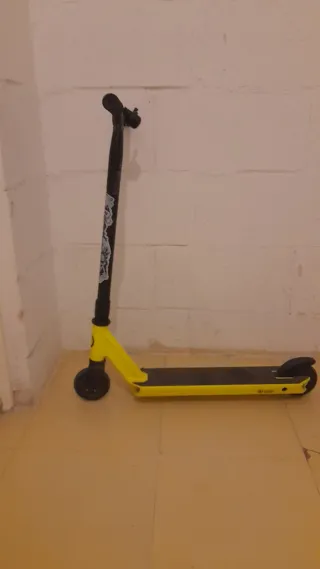 Patinete infantil amarillo + protecciones